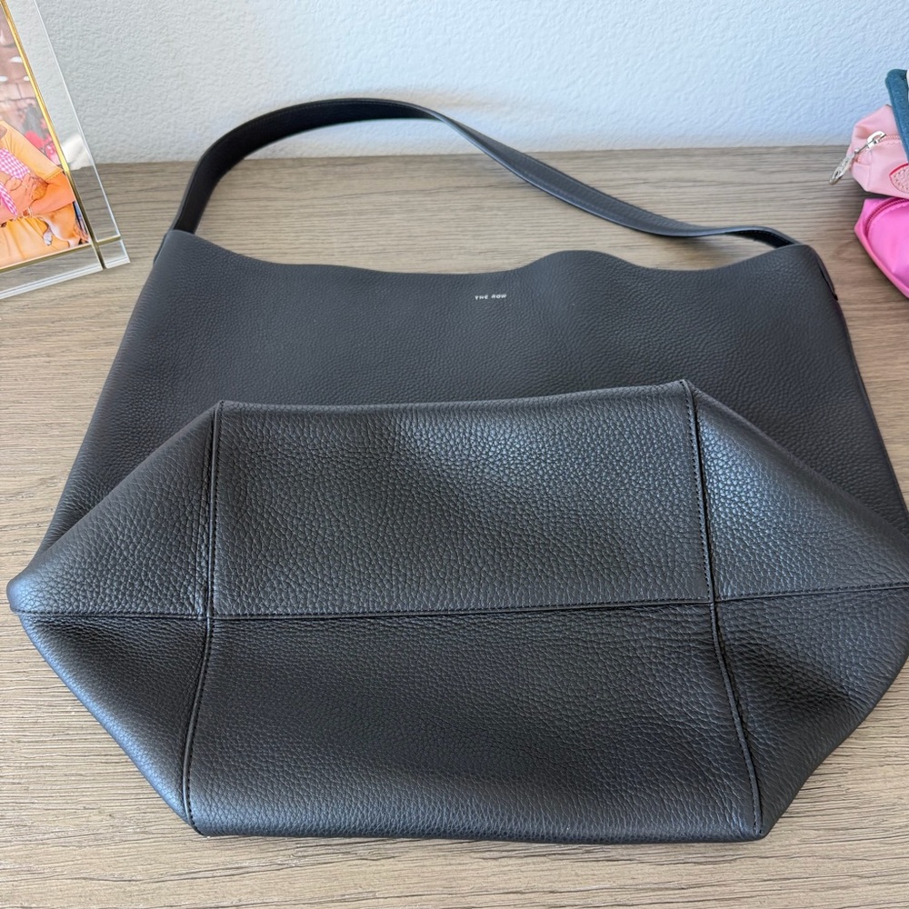 The Row n/s large park tote bag in black - Picture 3 of 11